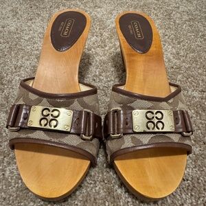 Coach Signature, Khaki & Brown, Quinn Wooden Slides. Size 9.5